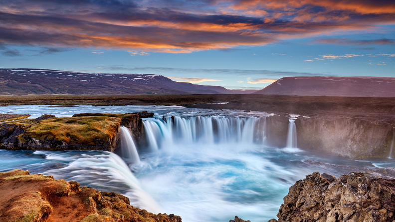 Desolet curved waterfall